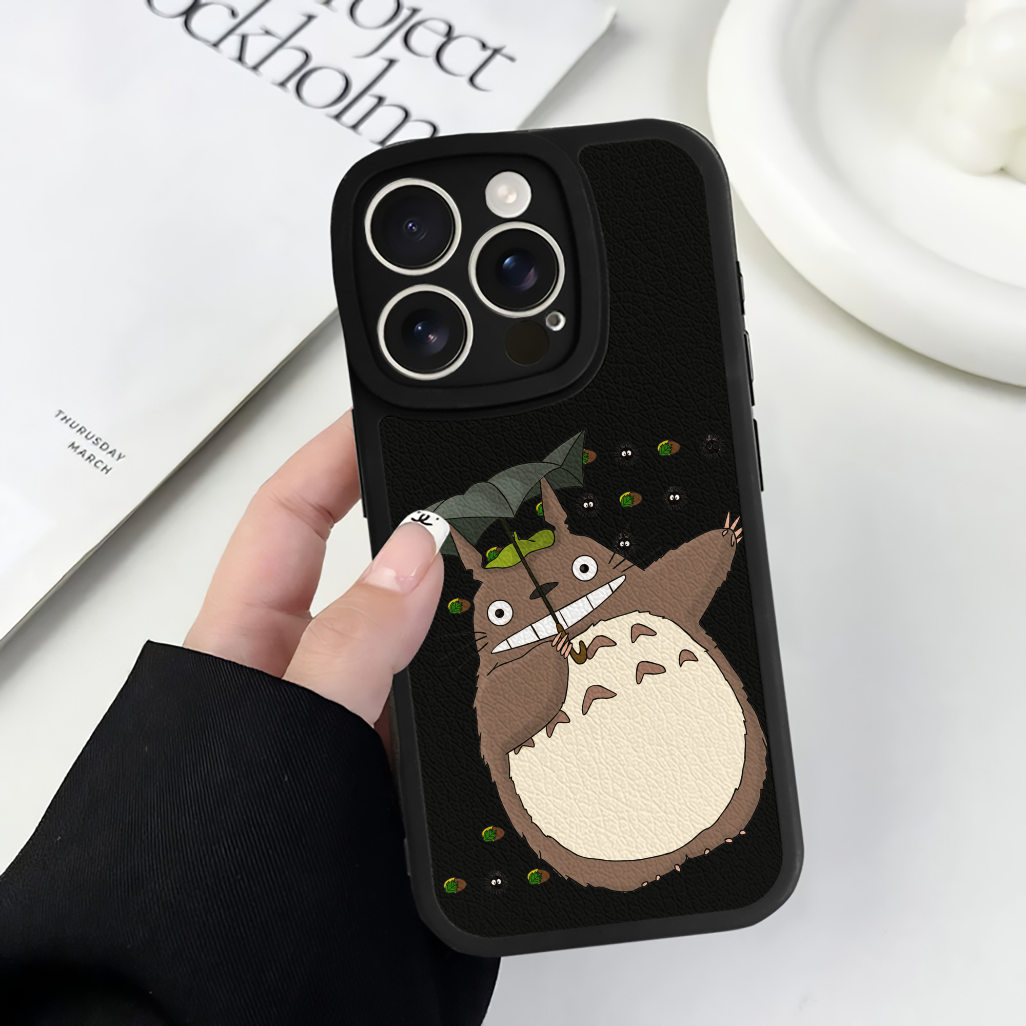 （画像用） となりのトトロ 草壁メイ 草壁サツキ My Neighbor Totoro Satsuki Kusakabe Mei Kusakabe 【iPhone 16シリーズ対応】シリコンスマホケース（レザー調） 材質：シリコン